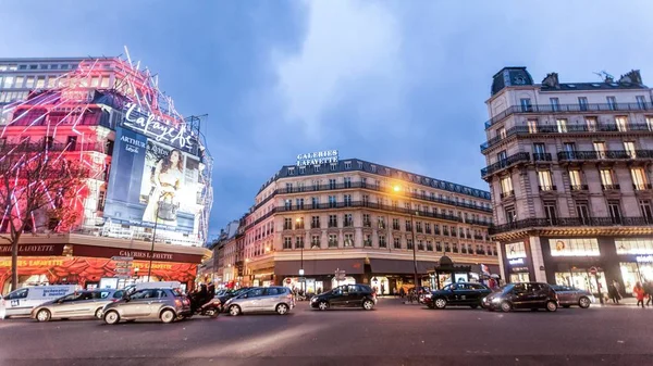 Üdülés Franciaországban - Lafayette Galeries fordított karácsonyfa, télen karácsony — Stock Fotó