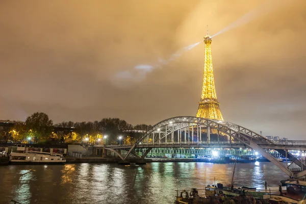 Vakantie in Frankrijk - nacht uitzicht op de Eiffeltoren in de winter Kerstmis — Stockfoto