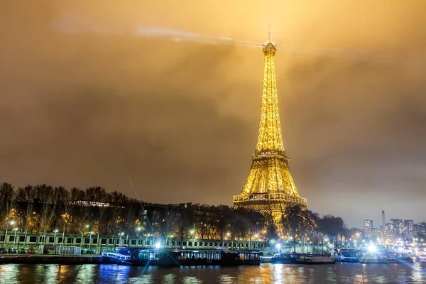 法国-艾菲尔铁塔在冬季圣诞夜观度假 — 图库照片
