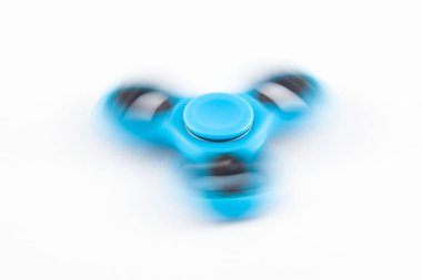 Spinner beyaz izole arka planda kıpır