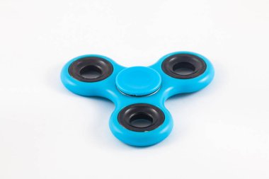 Spinner beyaz izole arka planda kıpır