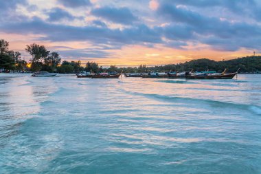 Tatil Tayland - Koh Lipe güzel adayı gündoğumu ve günbatımı sahil tarafından