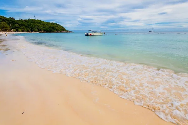 Dovolená v Thajsku - krásném ostrově Koh Lipe s písčitými plážemi — Stock fotografie