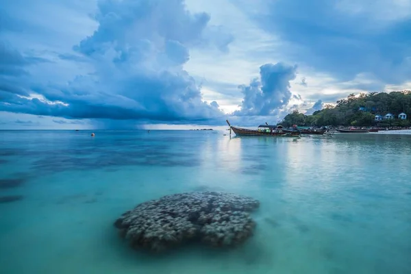 Vacaciones en Tailandia - Hermosa isla de Koh Lipe amanecer y atardecer junto a la playa con coral — Foto de Stock