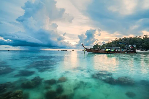 Vacaciones en Tailandia - Hermosa isla de Koh Lipe amanecer y atardecer junto a la playa con coral — Foto de Stock