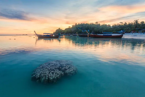 Dovolená v Thajsku - krásném ostrově Koh Lipe východ a západ slunce na pláži s coral — Stock fotografie