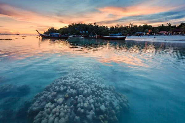 Vacaciones en Tailandia - Hermosa isla de Koh Lipe amanecer y atardecer junto a la playa con coral — Foto de Stock