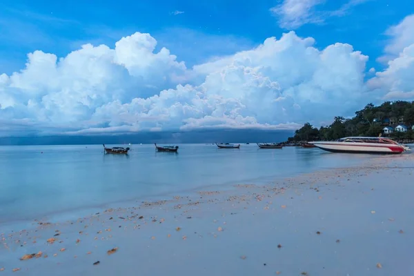 Vacaciones en Tailandia - Hermosa isla de Koh Lipe con vista desde el barco — Foto de Stock