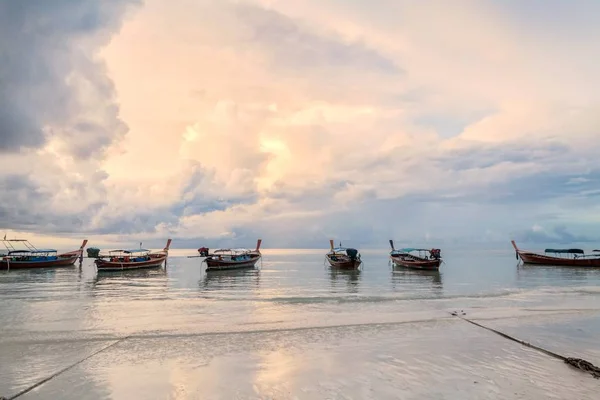 Отдых в Таиланде - остров Ко Липе с видом на лодку — стоковое фото
