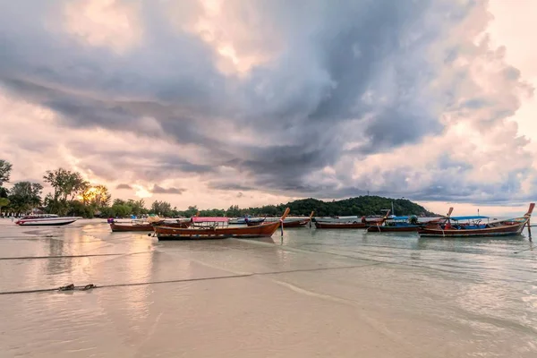 Holiday in Thailand - Beautiful Island of Koh Lipe with view from boat — Stock Photo, Image