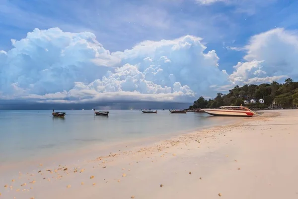 Holiday in Thailand - Beautiful Island of Koh Lipe with view from boat — Stock Photo, Image