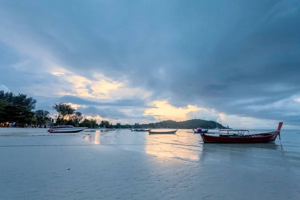 Holiday in Thailand - Beautiful Island of Koh Lipe with view from boat — Stock Photo, Image