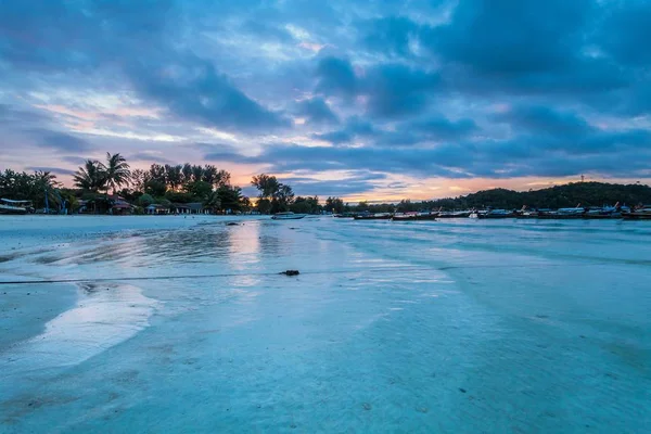 Vacaciones en Tailandia - Hermosa isla de Koh Lipe amanecer y atardecer junto a la playa — Foto de Stock