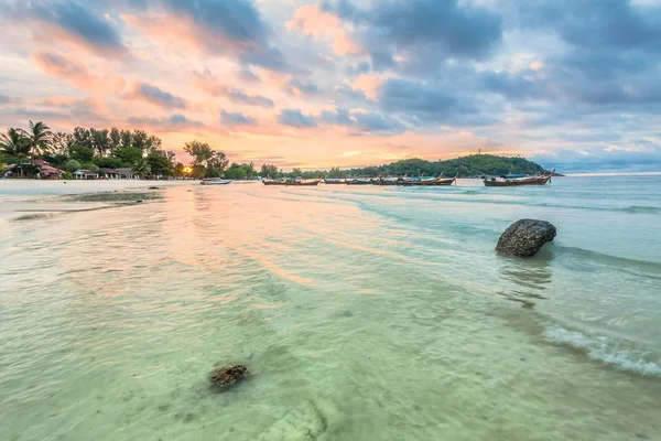 Holiday in Thailand - Beautiful Island of Koh Lipe sunrise and sunset by the beach — Stock Photo, Image