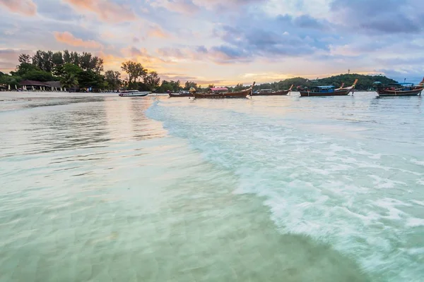 Holiday in Thailand - Beautiful Island of Koh Lipe sunrise and sunset by the beach — Stock Photo, Image