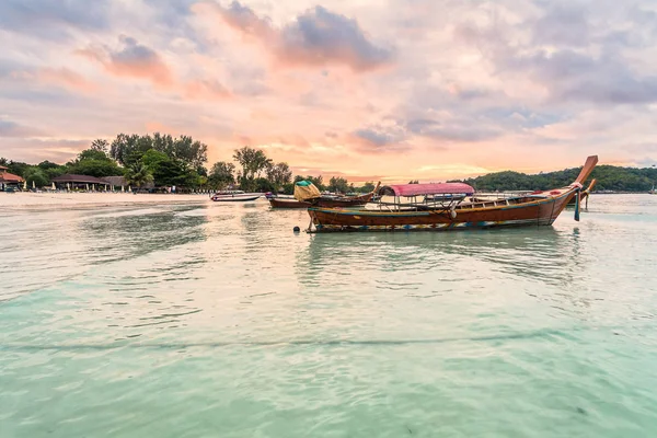 Vacaciones en Tailandia - Hermosa isla de Koh Lipe amanecer y atardecer junto a la playa — Foto de Stock