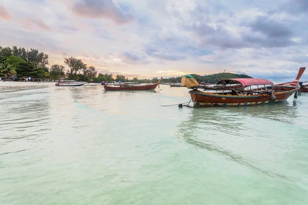 Vacaciones en Tailandia - Hermosa isla de Koh Lipe amanecer y atardecer junto a la playa — Foto de Stock