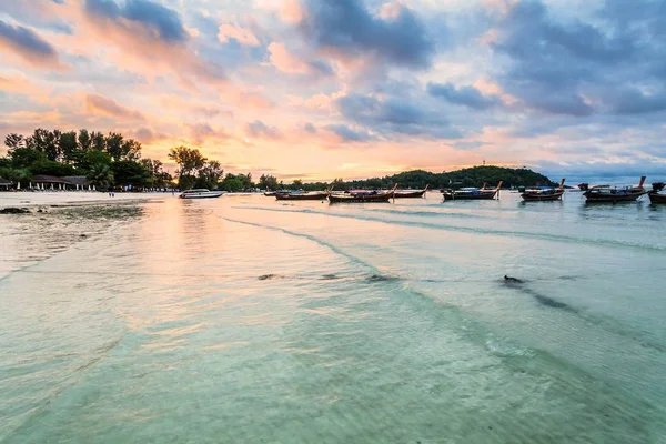 Vacaciones en Tailandia - Hermosa isla de Koh Lipe amanecer y atardecer junto a la playa — Foto de Stock