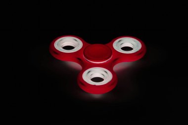 Kırmızı kıpır Spinner siyah izole arka plan çalışması sırasında stres sürülmesi