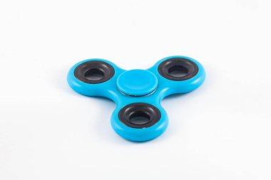 Mavi kıpır Spinner çalışması sırasında stres sürülmesi beyaz izole arka planda