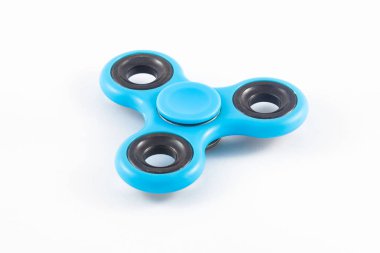 Mavi kıpır Spinner çalışması sırasında stres sürülmesi beyaz izole arka planda