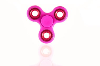 Pembe kıpır Spinner çalışması sırasında stres sürülmesi beyaz izole arka planda