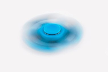 Mavi kıpır Spinner çalışması sırasında stres sürülmesi beyaz izole arka planda
