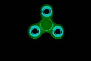Yeşil kıpır Spinner siyah izole arka plan çalışması sırasında stres sürülmesi