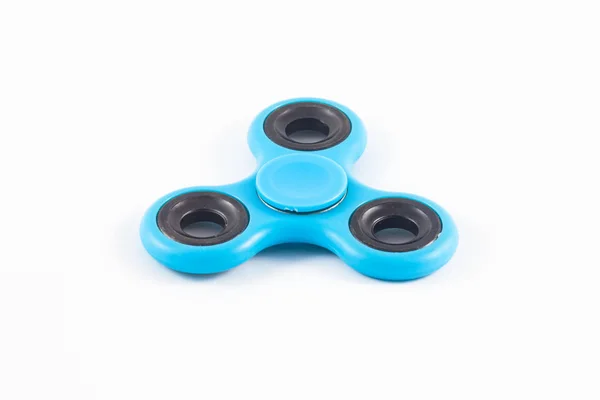 Blue Fidget Spinner en fondo blanco aislado para liberar estrés durante el trabajo — Foto de Stock