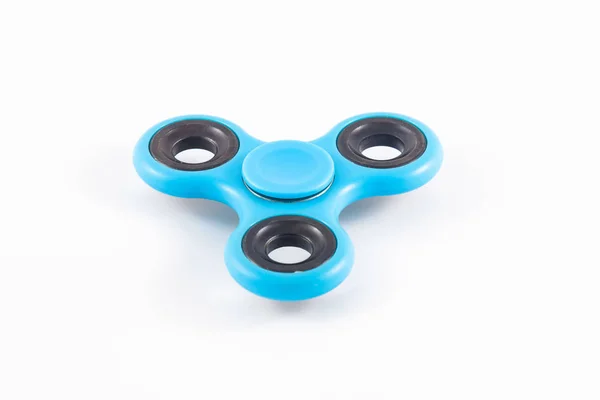 Blue Fidget Spinner en fondo blanco aislado para liberar estrés durante el trabajo — Foto de Stock