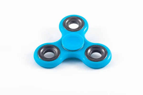 Blue Fidget Spinner en fondo blanco aislado para liberar estrés durante el trabajo — Foto de Stock