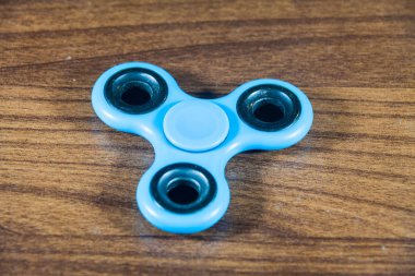 Spinner ahşap izole arka planda kıpır