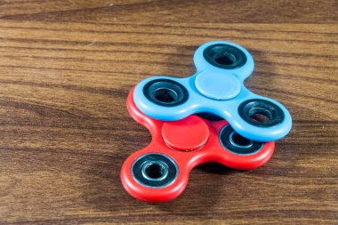 Spinner ahşap izole arka planda kıpır