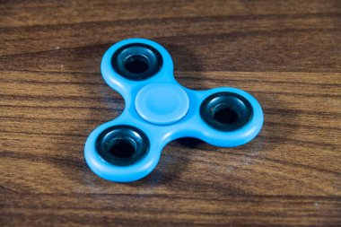 Spinner ahşap izole arka planda kıpır