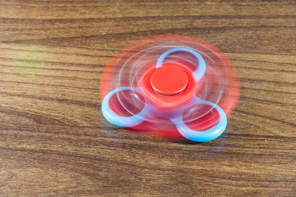 Zenuwachtig Spinner in houten geïsoleerde achtergrond — Stockfoto