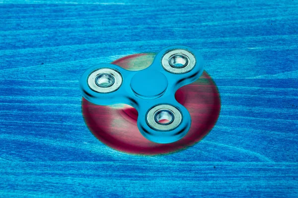 Fidget Spinner en fluorescente UV brillante fondo aislado — Foto de Stock