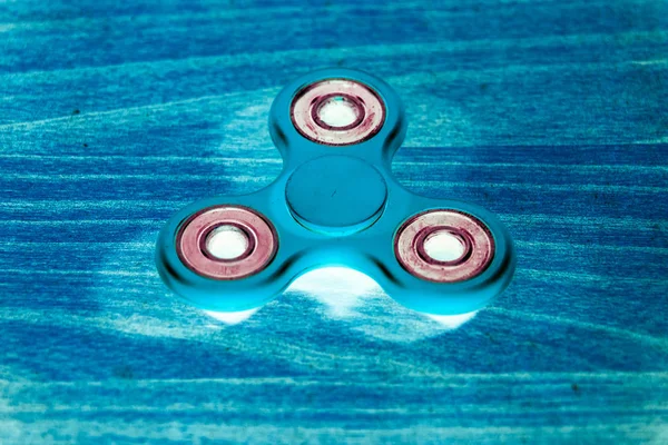 Fidget Spinner en fluorescente UV brillante fondo aislado — Foto de Stock