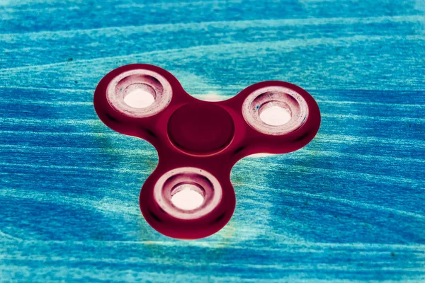 Fidget Spinner en fluorescente UV brillante fondo aislado — Foto de Stock