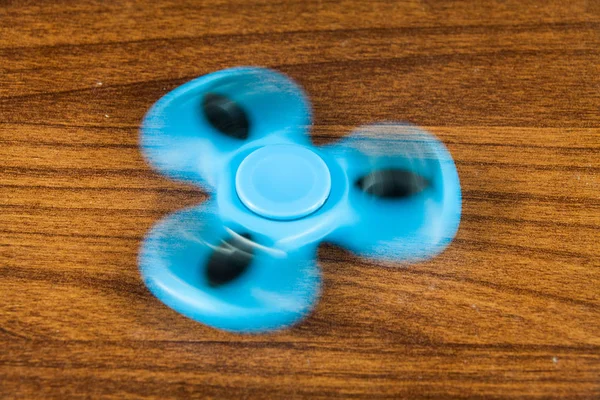 Fidget Spinner em fundo isolado de madeira Imagens De Bancos De Imagens