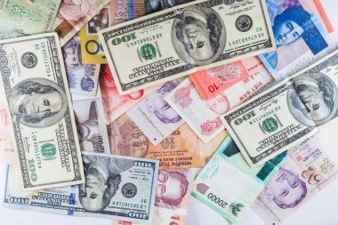 Çoklu para birimleri banknot renkli arka plan olarak küresel para finansal iş ekonomi kriz gösterdi