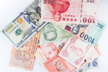 Çoklu para birimleri banknot renkli arka plan olarak küresel para finansal iş ekonomi kriz gösterdi