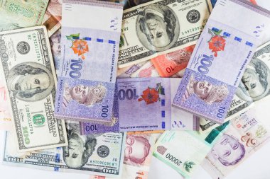Çoklu para birimleri banknot renkli arka plan olarak küresel para finansal iş ekonomi kriz gösterdi