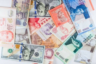 Çoklu para birimleri banknot renkli arka plan olarak küresel para finansal iş ekonomi kriz gösterdi
