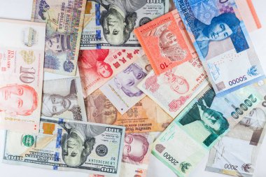 Çoklu para birimleri banknot renkli arka plan olarak küresel para finansal iş ekonomi kriz gösterdi