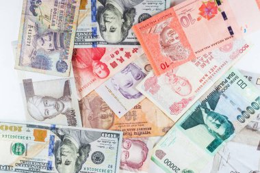 Çoklu para birimleri banknot renkli arka plan olarak küresel para finansal iş ekonomi kriz gösterdi