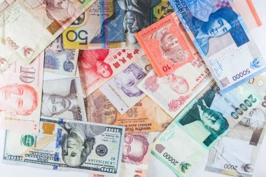 Çoklu para birimleri banknot renkli arka plan olarak küresel para finansal iş ekonomi kriz gösterdi