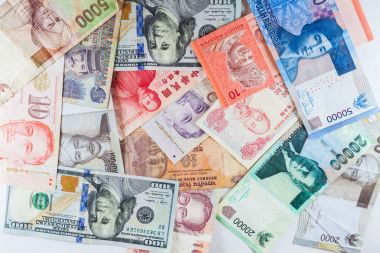 Çoklu para birimleri banknot renkli arka plan olarak küresel para finansal iş ekonomi kriz gösterdi