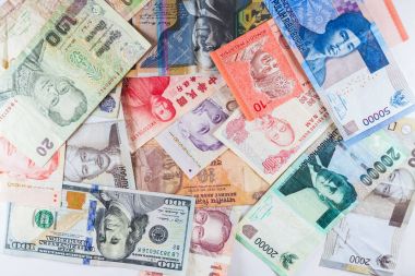 Çoklu para birimleri banknot renkli arka plan olarak küresel para finansal iş ekonomi kriz gösterdi