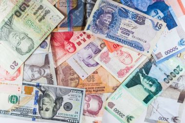 Çoklu para birimleri banknot renkli arka plan olarak küresel para finansal iş ekonomi kriz gösterdi