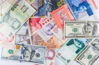 Çoklu para birimleri banknot renkli arka plan olarak küresel para finansal iş ekonomi kriz gösterdi